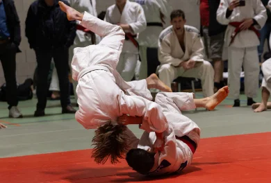 Trainer Kim die een mooie Tomoe-Nage uitvoert op de Interclub wedstrijd
