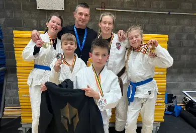 Groepsfoto van coach en enkele atleten van onze club