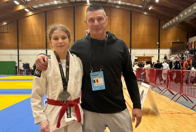 Baya en Coach Frank staan naast elkaar.